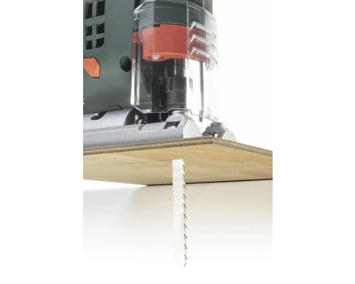 Prim-plan cu un ferăstrău vertical în uz.