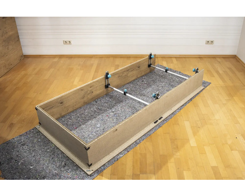 Montaj cadru lemn cu dispozitive de tensionare pe o folie de protectie