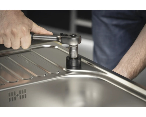 Instalarea unei chiuvete de bucătărie cu o cheie cu clichet