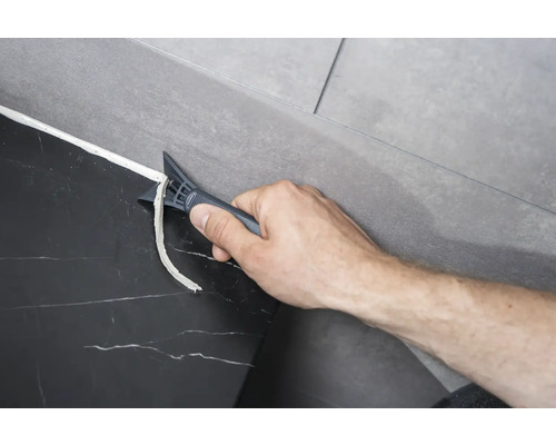 Îndepărtarea etanșantului cu o unealtă de îndepărtare a rosturilor