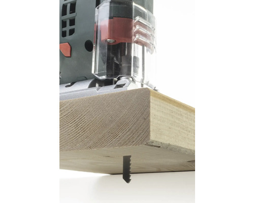 Un fierăstrău vertical taie o scândură de lemn.