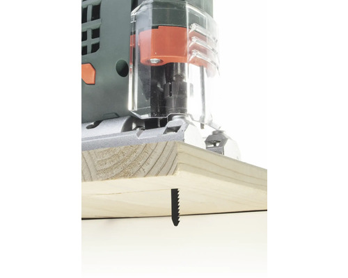 Fierăstrău pendular tăind lemn