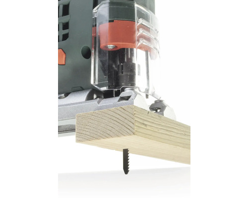 Prim-plan cu un fierăstrău vertical tăind o bucată de lemn