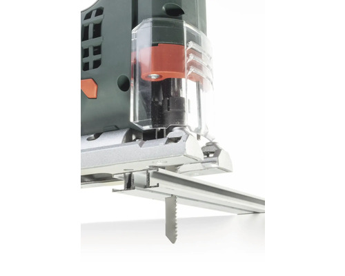 Imagine detaliată a unui fierăstrău vertical care taie o piesă de lucru.