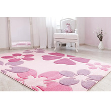 Covor roz cu model floral într-o cameră cu oglindă și scaun.