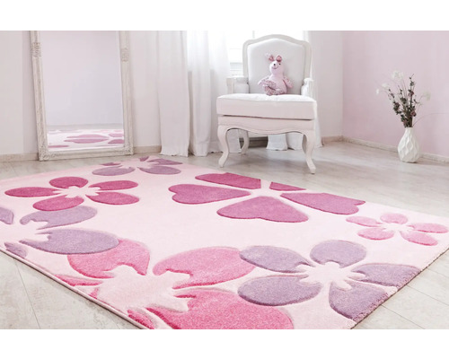 Covor roz cu model floral într-o cameră cu oglindă și scaun.