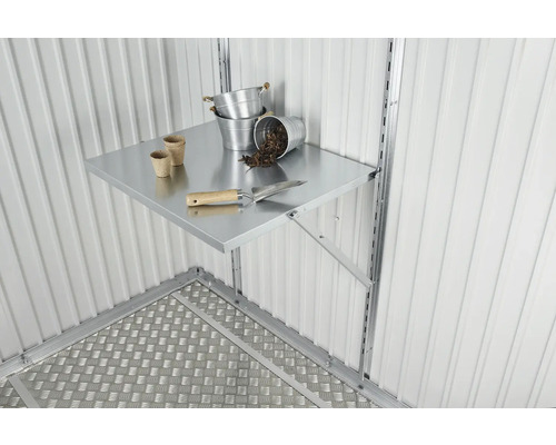 Interiorul unei magazii de grădină cu raft metalic, jardiniere, găleți și o lopată de grădină.