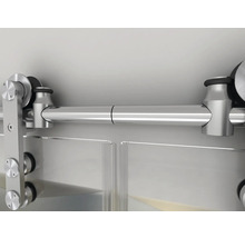 Prim-plan cu o ușă glisantă din sticlă cu șină metalică și feronerie