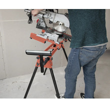 Fierăstrău circular de tăiat în unghi pe un suport de fierăstrău cu suport cu role într-un atelier.