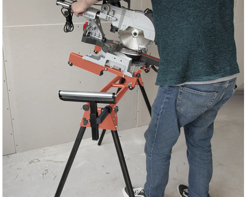 Fierăstrău circular de tăiat în unghi pe un suport de fierăstrău cu suport cu role într-un atelier.