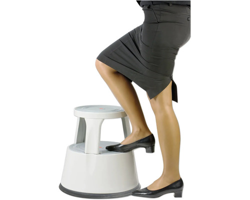 Femeie urcând pe o treaptă