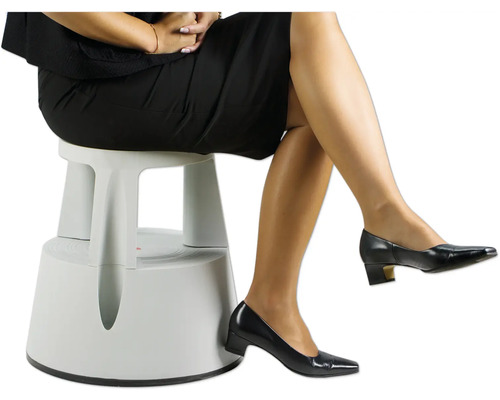 O femeie stă pe un taburet cu trepte.