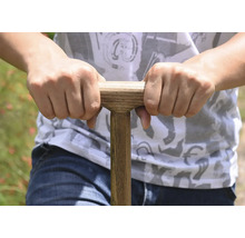 Prim-plan cu o persoană care ține un mâner de sapă cu un mâner din lemn