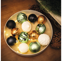 Aranjament decorativ de globuri de pom înr-un castron cu un șir de lumini