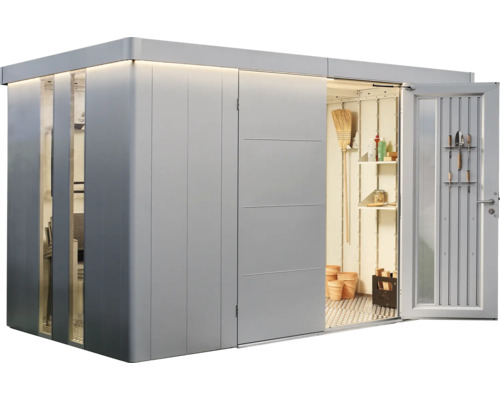 Cabină de grădină cu ușa deschisă, rafturi și unelte de grădină