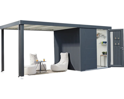 Zonă de relaxare acoperită cu căsuță de grădină și mobilier de lounge.