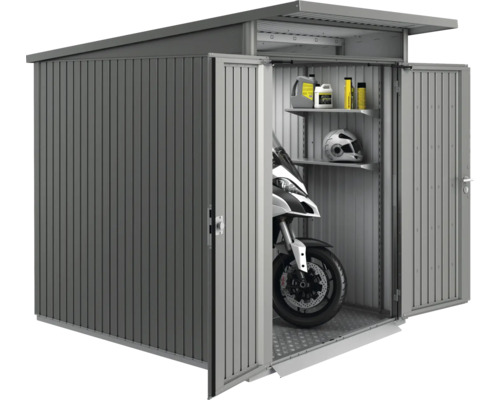 Magazie metalică cu uși deschise, motocicletă, rafturi și accesorii