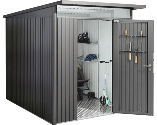Magazie metalică de grădină cu ușa deschisă și rafturi
