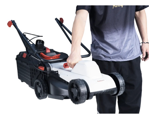 O persoană ține o mașină de tuns iarba marca Pattfield.