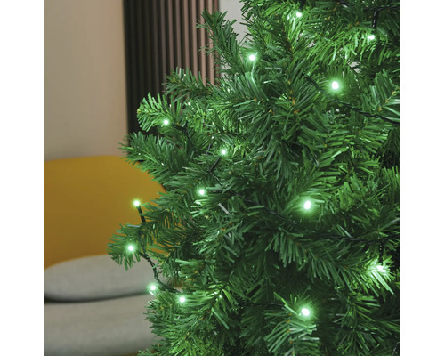 Prim-plan cu pom de Crăciun cu șir de lumini