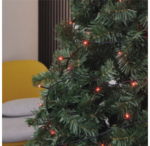 Brad împodobit cu instalație de lumini