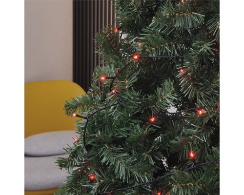 Brad împodobit cu instalație de lumini