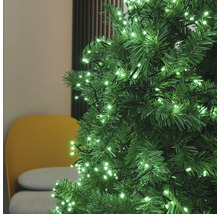 Prim-plan cu un pom de Crăciun artificial cu ghirlandă luminoasă LED