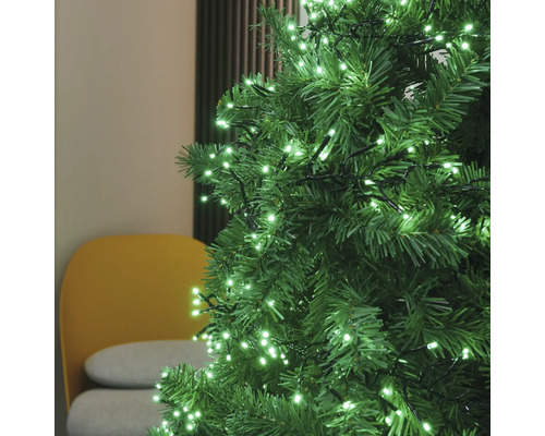 Prim-plan cu un pom de Crăciun artificial cu ghirlandă luminoasă LED