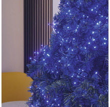 Prim-plan cu un pom de Crăciun cu iluminare electrică