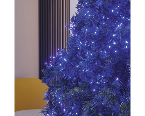 Prim-plan cu un pom de Crăciun cu iluminare electrică