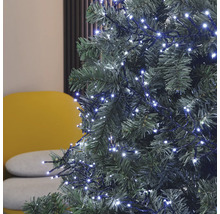 Brad împodobit cu instalație de lumini