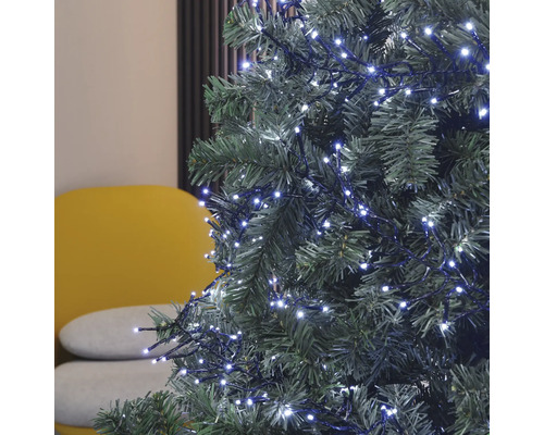 Brad împodobit cu instalație de lumini