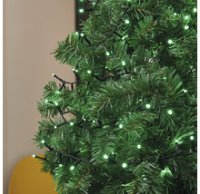 Prim-plan cu un pom de Crăciun cu lumini LED verzi