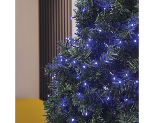 Prim-plan cu un pom de Crăciun cu lumini albastre