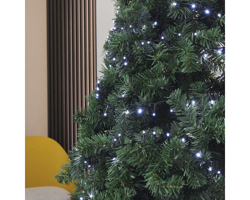 Prim-plan cu un pom de Crăciun împodobit cu luminițe LED.