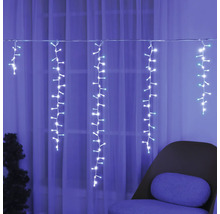 Ghirlandă luminoasă cu țurțuri în fața ferestrei