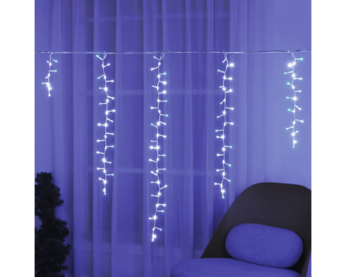 Ghirlandă luminoasă cu țurțuri în fața ferestrei