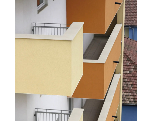 Prim-plan al unui bloc de apartamente cu balcoane