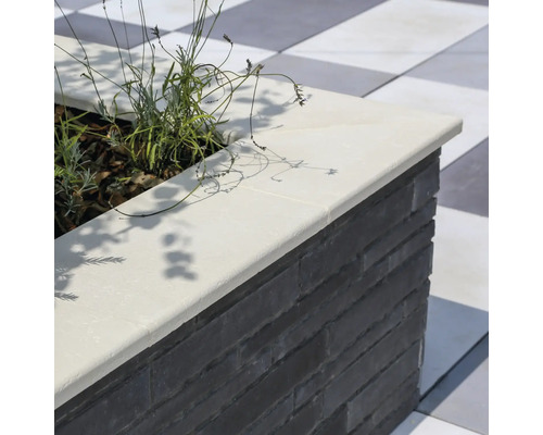 Jardinieră înaltă din piatră cu plante pe model de tablă de șah