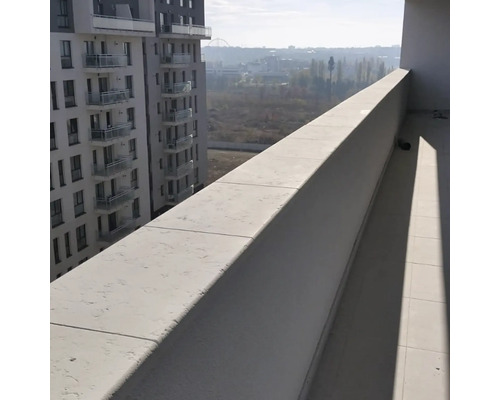 Vedere de pe balconul unei clădiri rezidențiale spre oraș