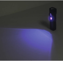 Lanternă neagră cu fascicul de lumină ultravioletă
