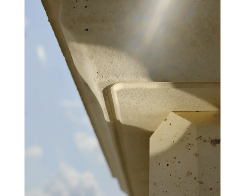 Prim-plan al unui element din beton cu margini rotunjite