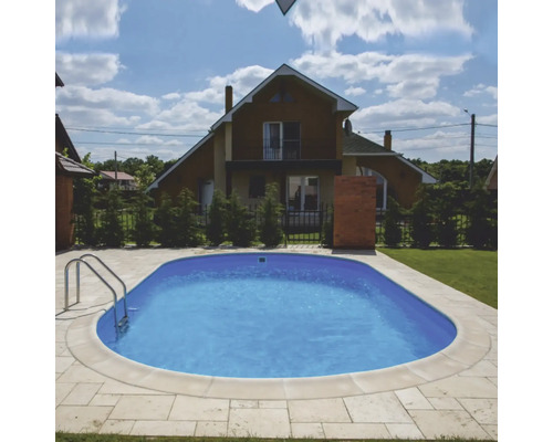 Piscină cu scară în grădină în fața unei case