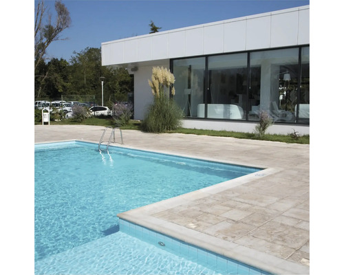 Piscină cu scară în fața unei clădiri moderne