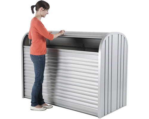 Femeie care deschide o cutie de grădină cu jaluzea