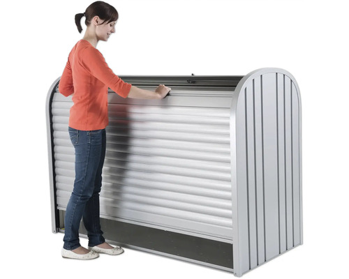 Femeie deschizând un dulap cu jaluzele pentru exterior