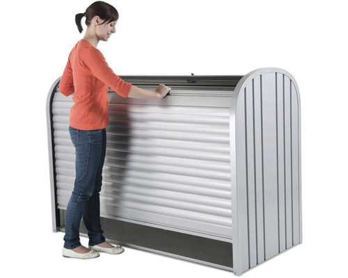 Femeie deschizând un oblon de magazie de grădină