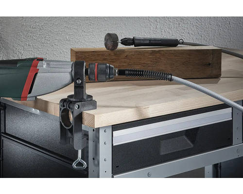 Mașină de găurit cu suport de masă și ax flexibil pe un banc de lucru