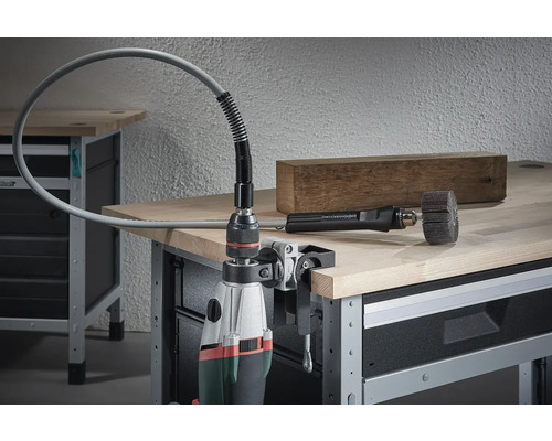 Mașină de găurit cu arbore flexibil și accesorii pe un banc de lucru