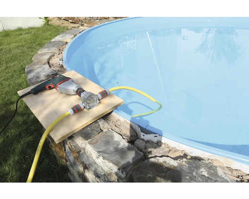 Piscină cu pompă de bormașină pentru golirea apei